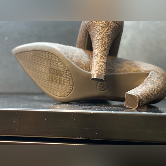 New Michael Kors Jet Set Heels - Picture 3 of 9